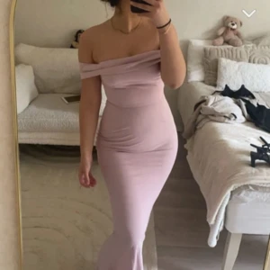 Rosa balklänning  - Säljer denna fina balklänning då jag inte riktigt trivdes i den💞 bilderna är lånade från förra ägaren förutom sista💞fint skick med lappar kvar! Stl 34 