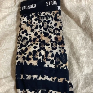 Leopardmönstrade leggings från Stronger - Snygga leopardmönstrade leggings från Stronger. Kan gå ner i pris vid snabb affär 