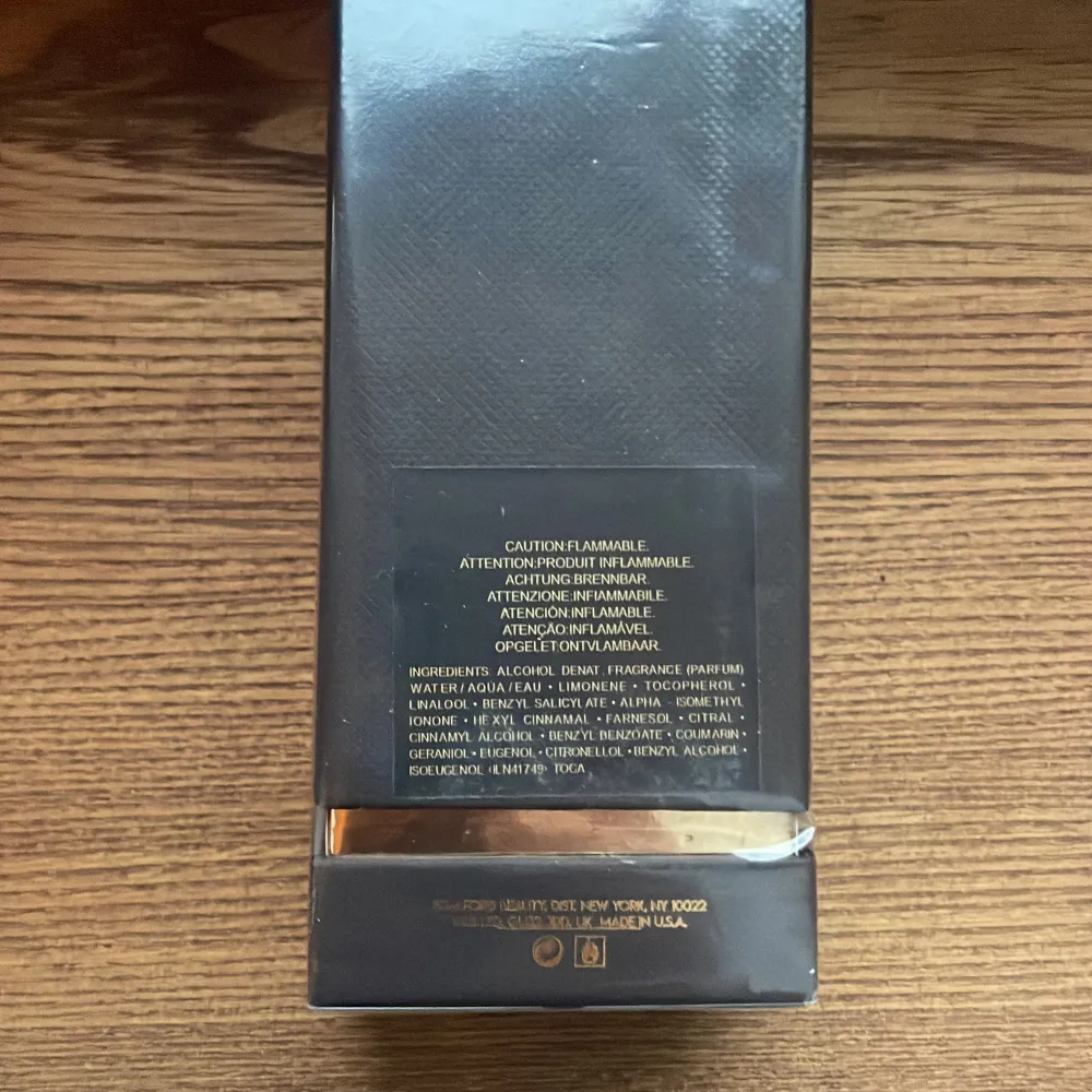 Säljer en lyxig Tom Ford Tobacco Vanille Eau de Parfum, 100 ml. Den kommer i en elegant mörkbrun förpackning med guldiga detaljer. Perfekt för den som älskar en varm och kryddig doft med inslag av tobak och vanilj. Helt ny och oöppnad!. Parfym.