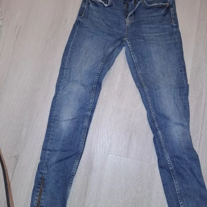 Blå jeans  - Säljer ett par snygga blå jeans från gina tricot storlek 27. De har en klassisk femficksdesign och är i bra skick. Perfekta för både vardag och fest! 💙 