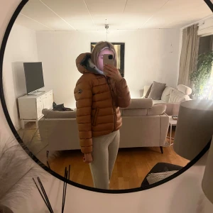 Colmar jacka - Säljer min Colmar jacka som jag bara använt några gånger förra vintern. Passar mig som har S i vanliga fall🩷