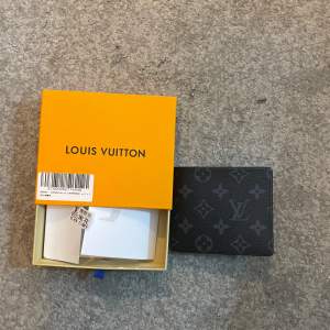 Säljer en snygg svart plånbok från Louis Vuitton i mycket bra skick. Den har det klassiska monogrammönstret och är gjord i skinn. Perfekt för att hålla dina kort och kontanter organiserade. Kommer med originalförpackning, buda gärna😊. Kan gå ner bra i pris💯