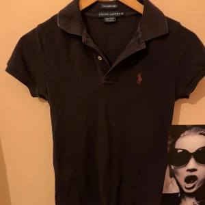 Mörkblå piké från Ralph Lauren - Säljer en så fin mörkblå piké från Ralph Lauren. Den är självklart som ny och sitter så snyggt på!! Det är bara att skriva om du funderar om något eller vill ha fler bilder💓
