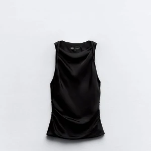 Svart topp från Zara - Jätte fin fest topp från zara, i storlek XS passar även S, aldrig använd ❤️