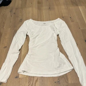 Vit långärmad topp från 157 - Säljer en vit långärmad topp från 157 i storlek M. Den är gjord av 95% bomull och 5% elastan, vilket gör den både bekväm och stretchig. Perfekt för vardagsbruk eller som ett basplagg i garderoben🩷