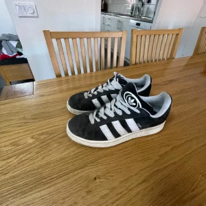 Adidas Campus 42 2/3 - Säljer dessa stilrena Adidas Campus skorna, i storlek 42 2/3, eftersom jag inte använder de längre. Skicket är hyfsat bra, men det kan bli väldigt bra skick vid en tvätt. Skriv vid ytterligare funderingar 