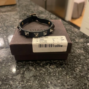 Valentino armband - Skick 7/10,  en bit borta vid spännet inget som syns vid användning, box och dustbag medföljer, ny pris 3100kr