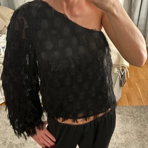 Svart oneshoulder-topp - Snygg svart oneshoulder-topp. Aldrig använd. 🩷