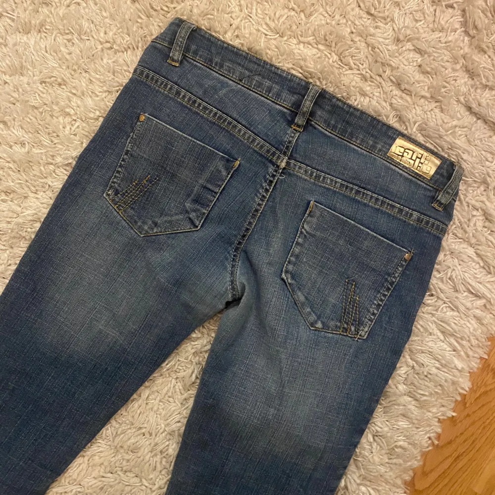 Säljer ett par snygga blå jeans från Heart queste i storlek 158/X!! De är low waist och bootcut, super super snygga!! Jeansen är i bra skick och är använda få gånger. Använd gärna ”köp” funktionen 💞💞. Jeans & Byxor.