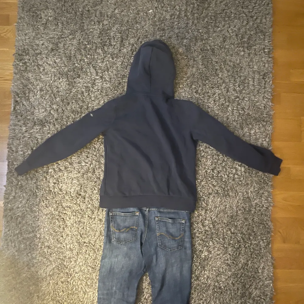 Säljer en snygg mörkblå hoodie från Superdry med coolt tryck på framsidan. Den har en klassisk känguruficka och justerbar huva med vita snören. Perfekt för en avslappnad stil och passar bra till jeans. Hör av dig om du är intresserad! 💙 Nypris 1500. Hoodies.