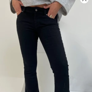 Svarta lågmidjade jeans - Lågmidjade jeans som är använd endast en gång. 
