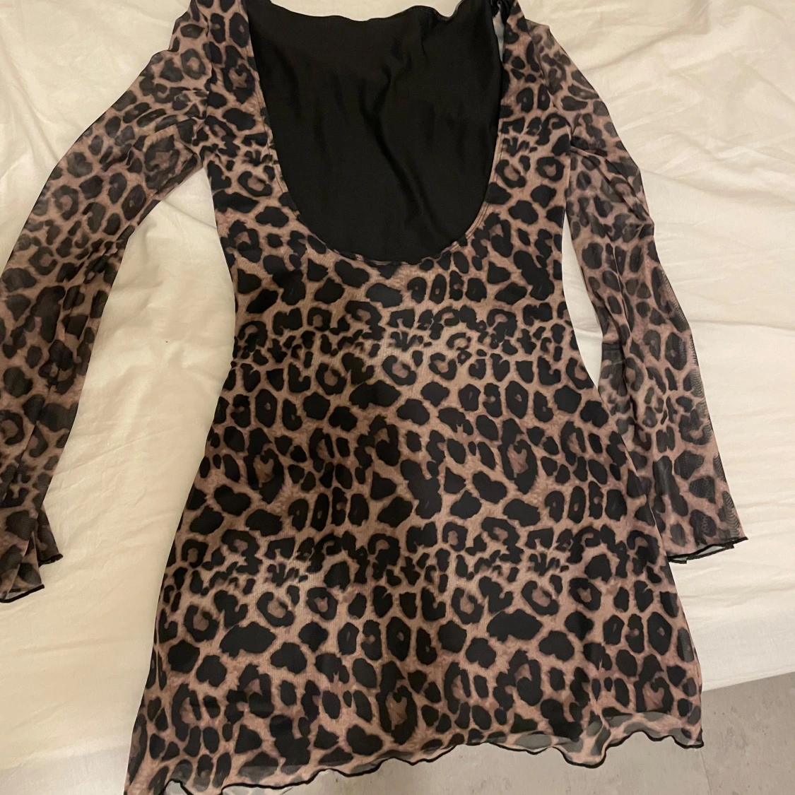 Leopardmönstrad klänning med öppen rygg - 90