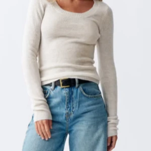 Beige stickad tröja från Gina Tricot - Säljer en superfin beige stickad tröja från Gina Tricot i storlek M. Den är oanvänd med lappen kvar.  