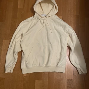 Vit hoodie från Weekday - Beige/vit Hoodie från weekday i storlek small. Bra skick och pris kan diskuteras