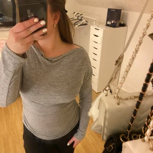 Grå långärmad tröja med detaljer - Långärmad tröja som har ”scrunch” på båda sidorna🩶Använd ett par gånger, men har inga tecken på användning! Fler bilder kan skickas privat vid förfrågan.