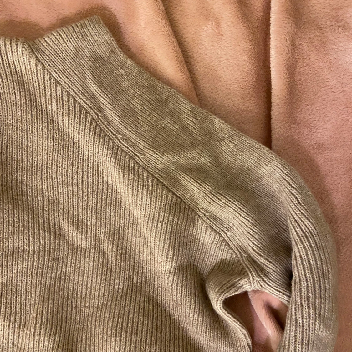 Off-shoulder stickad tröja - 92