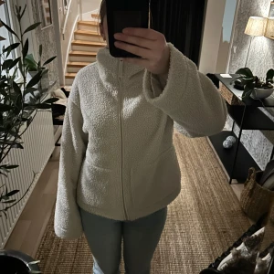 Beige teddyjacka från H&M - Mysig beige teddyjacka från hm, tror den är slutsåld. Storlek M men jag har vanligtvis xs eller s🥰