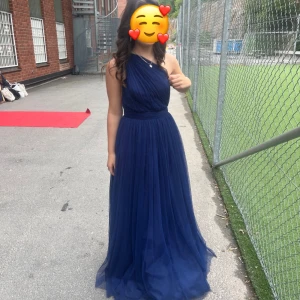 Mörkblå långklänning med öppen rygg - Säljer min så fina balklänning som är i en super fin marinblå färg. Den va bra längd för mig som är 167☺️ pris kan diskuteras!!