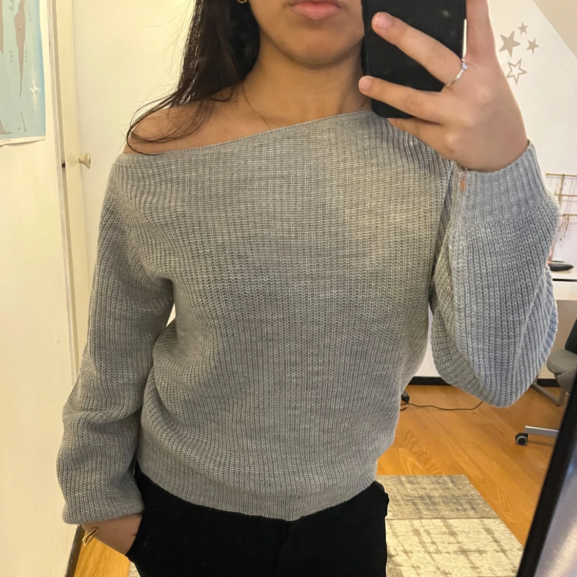 Grå offshoulder stickad tröja