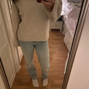 Ljusblå lågmidjade jeans  - Säljer ett par ljusblå jeans från Gina tricot i storlek 34 som är i fint skick, men lite för tighta för mig. De är i gott skick och i petite modell så längden är bra på mig som är ungefär 160. 