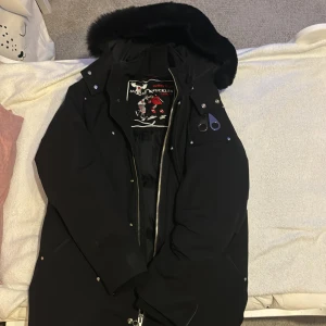 Svart moose knuckles parka med päls - Snygg svart parkajacka från Moose Knuckles med pälsdetalj på huvan. Använd en säsong. Kvitto och nfc finns . Nypris 14000. Byte mot canada goose är intressant 