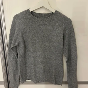 Stickad tröja  - Säljer denna gråa stickade tröjan från Vero Moda. Den är i fint skick och har inte använts mer än 2 ggr. Säljer för att jag har en exakt likadan💕