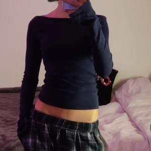 Mörkblå långärmad topp - Jättefin tröja från Gina Tricot som har slits i ärmarna. Tvättad kanske 10 ggr max och det syns på tyget att den är använd men den har inga fläckar och är inte nopprig💗 Tyget är mjukt och stretchigt. Toppen passar bra både till vardags och till festligare tillfällen. Lappen är tyvärr bortklippt men är rätt säker på att det är stl M då den är lite stor för mig som vanligtvis är S. Nypris är ca 230 kr, skriv gärna för mer info eller om man vill ha fler bilder💓 köparen står för frakten