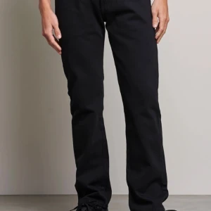Svarta Levis 501 - Snygga svarta jeansbyxor med en klassisk 501 passform. Perfekta för en stilren look. De har en midwaist design och är tillverkade i ett slitstarkt material. Har använts typ två gångar tvättats en gång och där har lite färg gått bort 🟥 Skriv för mera bilder🟥