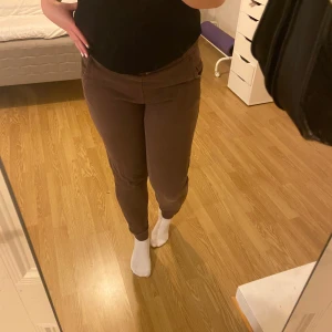 Mjukis byxor - Bruna mjukis byxor, med justerbara band i midjan🤎De sitter åt vid anklarna & är medel waisted. Använda ett par gånger, men har inga tecken på användning. 