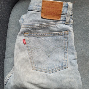 Levis 501 ljusblå jeans - Säljer ett par klassiska Levis 501 jeans i ljusblå denim. De har en mellan/hög midja och en straight passform.