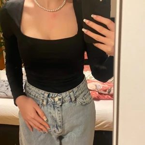 Svart och grön långärmad bodysuit från Shein - Snygg och stilren bodysuit från Shein i svart och grön färg. Den har en fyrkantig urringning och långa ärmar, perfekt för en chic look. Materialet är stretchigt och bekvämt.styck för 80 kr .Båda två för 150 kr 