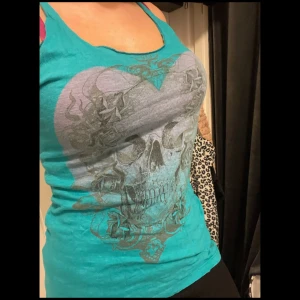 Dödskalle linne - Ett av mina gamla favorit linnen. Så coolt. Bra skick men lagad längst ner men det tänker man inte på! Köpt second hand. Storlek 40 men sitter bra på mig som har 38