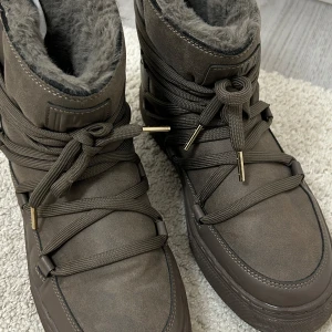 Bruna boots med foder - Snygga bruna boots med snörning och mjukt foder. Perfekta för kyligare dagar med en stilren design och robust sula. Använd vid 2 tillfällen. 