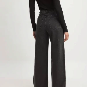 Svarta NAKD Jeans  - Snygga svarta jeansbyxor med hög midja och en klassisk femficksdesign från NAKD. Byxorna är raka och vida i benen med väldigt bra passform! (Köparen står för frakten själv om det krävs🫶🏻)