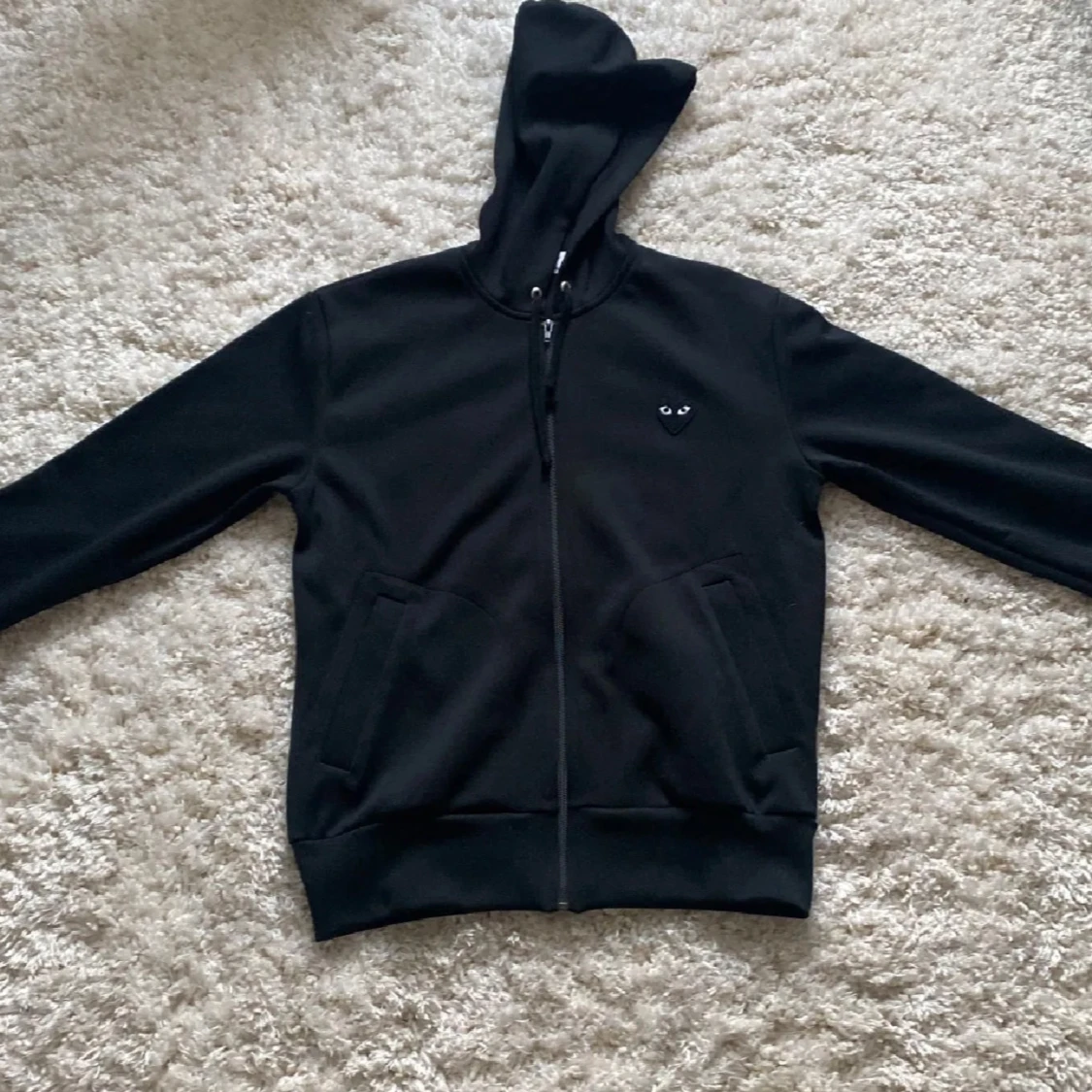 Svart hoodie från Comme des Garçons