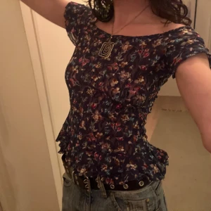 Blommig topp - Supersöt topp från Italien. 