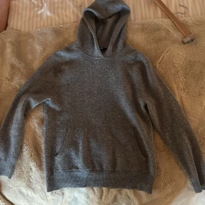 Cashmere tröja🫶🏽 - Säljer skit najs och skön tröja från Lisa yang😍köpt för ungefär 4500.  Säljer den billigt eftersom jag vill bli av med den !