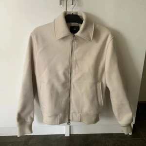 Beige jacka med dragkedja - Oanvänd Beige bomberjacka