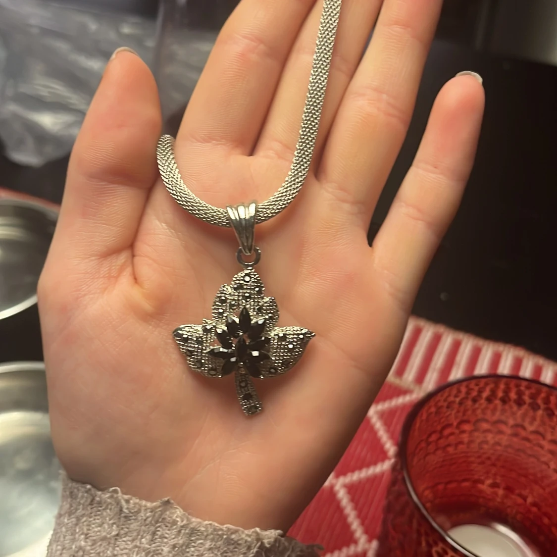 Silvrigt halsband med svarta diamanter - 90