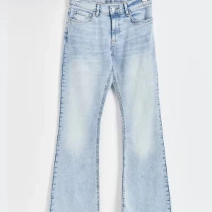 Ljusblå bootcut jeans - Snygga ljusblå bootcut jeans med klassisk femficksdesign och knappgylf. Nästan helt oanvända 