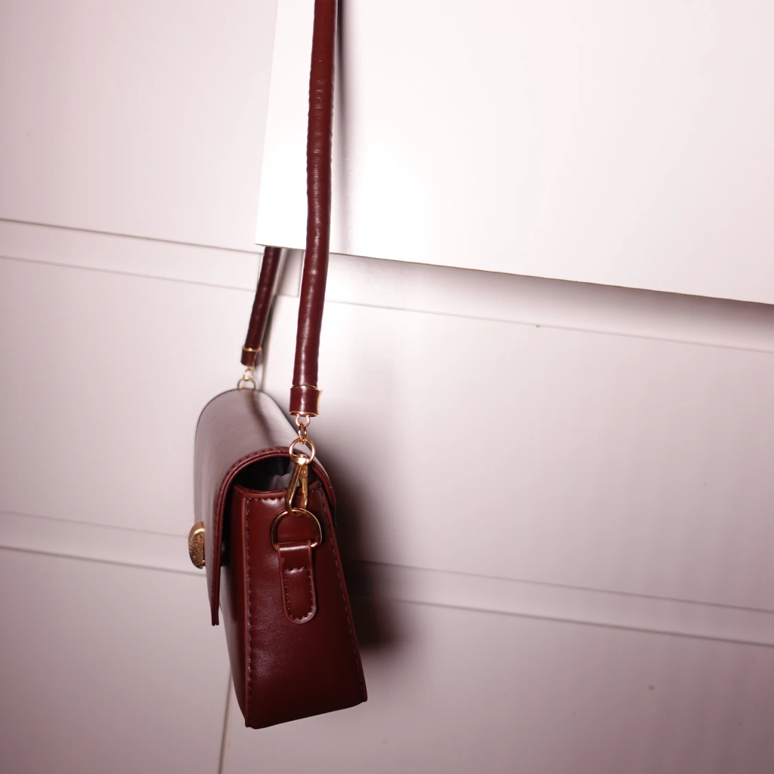 Kaffebrun axelväska med gulddetalj - 90