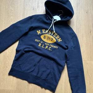 Ralph Lauren Hoodie - Sjukt fet och ovanlig Ralph Lauren hoodie. Storlek S. Perfekt till vintern. Hoodien har ett litet hål på ena axeln men det är inget som märks när den sitter på. Annars är den som ny. Hör av dig vid frågor!