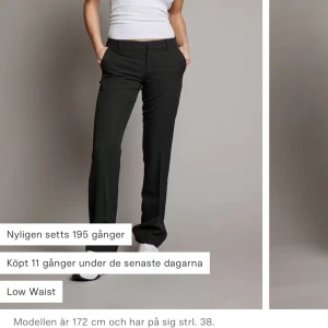 Lågmidjade kostymbyxor  - Säljer mina lågmidjade kostymbyxor, normal längd dvs ej petite.   Storlek 40 men något små i storlek!   Använd fåtal gånger så i bra/fint skick.  Vanliga modellen utan slits.