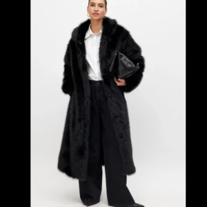 Svart pälsjacka - HELT NY pälskappa i svart strl. 36/38, tag kvar aldrig använd. Säljer pga brist på utrymme. Orginalpris: 1599kr