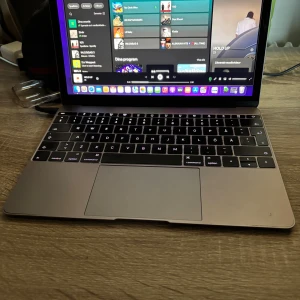 Macbo0k 12" - Hej säljer min dator som jag använt till plugget. Fungerar felfritt✅ Batteriet är bra på den håller en hel skoldag✅ Laddare och datorväska medföljer! Liten, fin och en praktisk dator!