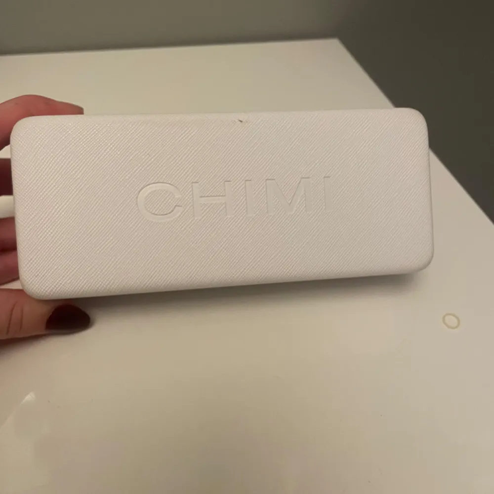 Säljer nu mina favorit solglasögon från chimi! Pris går att diskutera och hör av er för frågor🥰. Asusteet.