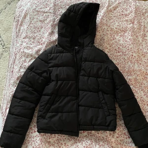 Svart pufferjacka med huva - Svart vinterjacka med muddar vid handlederna🧡🧡