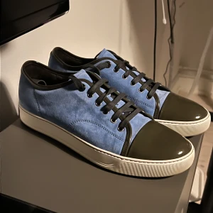 Lanvin skor ljusblå - Säljer dessa riktigt fina lanvin skor i UK 9 vilket är ungefär 43. Skorna är som nya förutom lite smuts på sulan så 9/10 skick! Skriv vid frågor😁