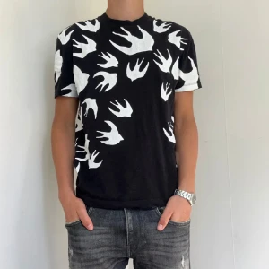 Alexander mcqueen t-shirt  - As fet Alexander mcqueen t-shirt i storlek S. Skick: 7/10