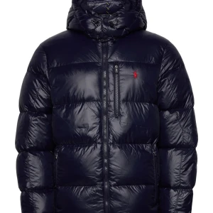 Svart dunjacka från Ralph Lauren - Säljer nu denna riktigt schyssta Ralph lauren dunjackan, perfekt nu inför vintern. Jackan är väldigt varm och passar både till vardagar men också till mer formella tillfällen. Vid fler bilder är det bara att höra av sig. Äkthetsbevis finns självklart. Nypris på jackan ligger på strax under 5000. Passar S, den som är 170-180 lång 